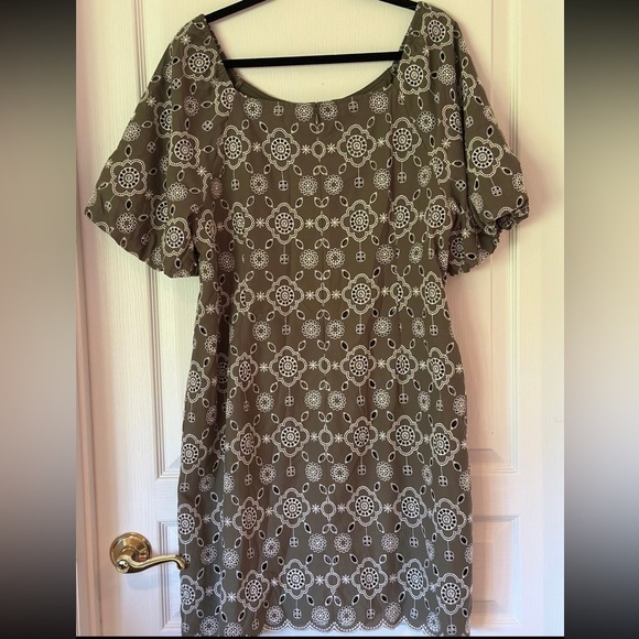 Green shift Dress with White Eyelet lace design 18 - Picture 2 of 7